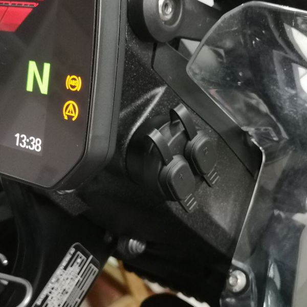 USB-A en USB-C lader voor BMW 1300GS incl. relocation kit